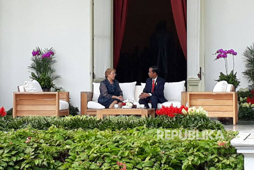 Presiden Joko Widodo menerima kunjungan kerja Presiden Cile Veronica Michelle Bachelet di Istana Merdeka, Jumat (12/5).