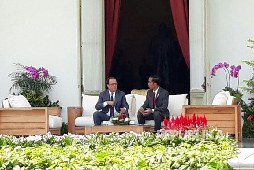 Presiden Joko Widodo menerima kunjungan Presiden Perancis François Hollande di Istana Negara, Rabu (29/3). 