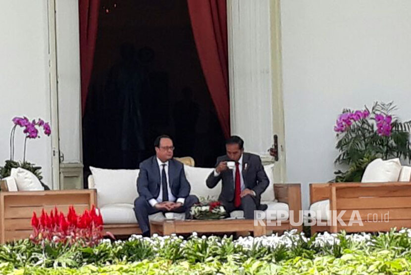 Presiden Joko Widodo menerima kunjungan Presiden Perancis François Hollande di Istana Negara, Rabu (29/3). 