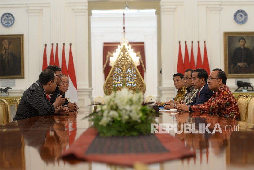  Presiden Joko Widodo menerima perwakilan pengemudi Ojek Online di Istana Merdeka, Jakarta, Selasa (27/3).