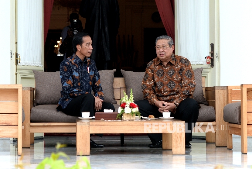  Presiden Joko Widodo menerima presiden RI keenam Susilo Bambang Yudhoyono di Beranda Istana Merdeka, Jakarta, Kamis (9/1).