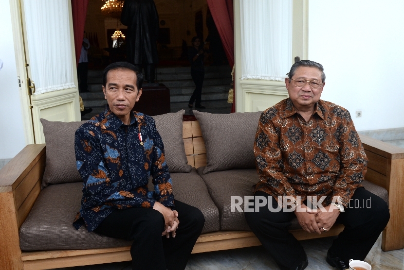  Presiden Joko Widodo menerima Presiden RI ke-6 Susilo Bambang Yudhoyono di Beranda Istana Merdeka, Jakarta, Kamis (9/1).
