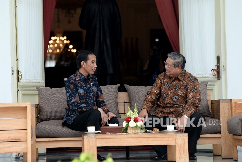  Presiden Joko Widodo menerima Presiden RI ke-6 Susilo Bambang Yudhoyono di Beranda Istana Merdeka, Jakarta, Kamis (9/1). 
