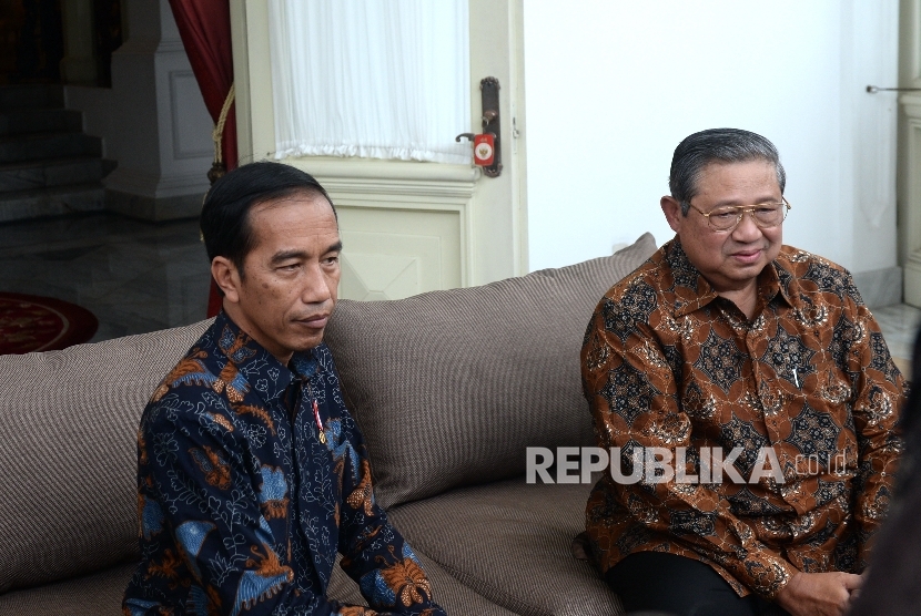 Presiden Joko Widodo menerima Presiden RI ke-6 Susilo Bambang Yudhoyono di Beranda Istana Merdeka, Jakarta, Kamis (9/1).
