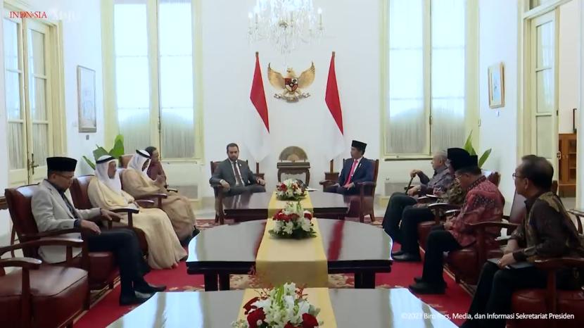 Presiden Joko Widodo menerima Sekjen Majelis Hukama Muslimin di Istana Merdeka.