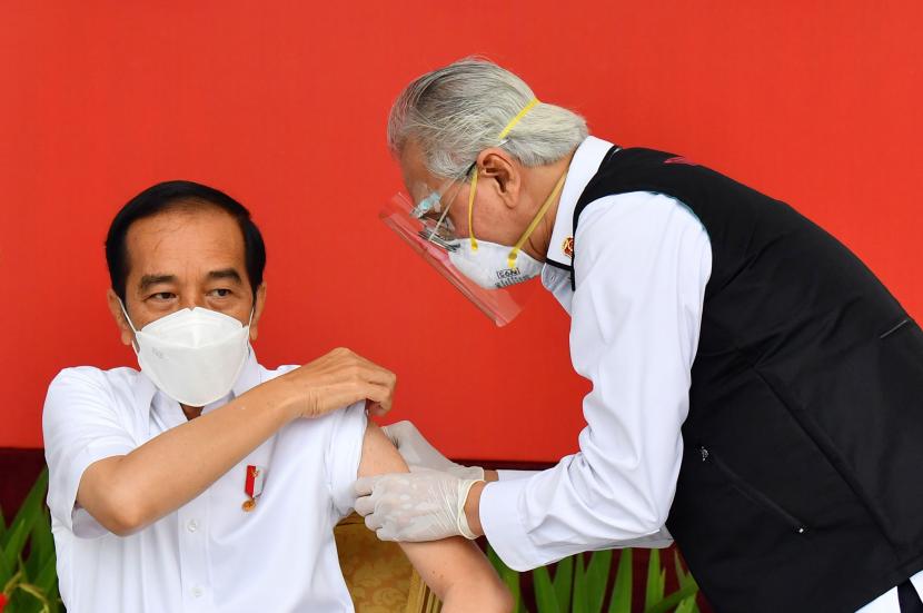 Presiden Joko Widodo menerima suntikan dosis pertama vaksin Covid-19 oleh tim dokter kepresidenan di Istana Negara, Jakarta, Rabu (13/1).