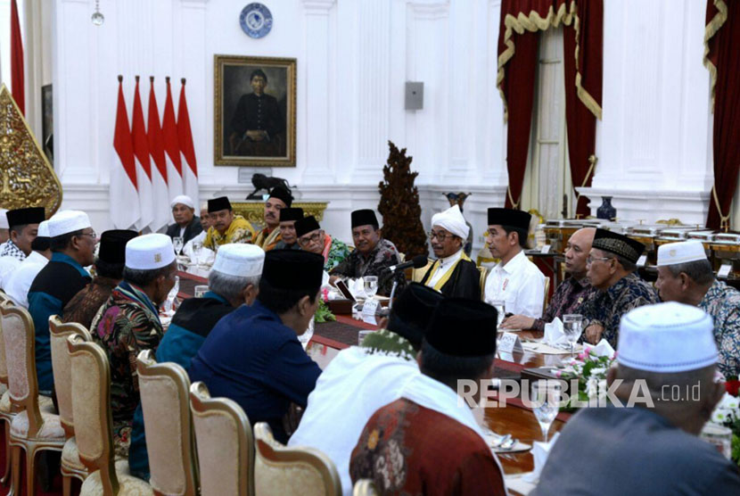 Presiden Joko Widodo menerima ulama dan pengurus Jamaiyah Batak Muslim Indonesia (JBMI) di Istana Merdeka 