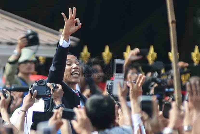 Presiden Joko Widodo mengacungkan simbol salam tiga jari sesaat sebelum memasuki Istana Merdeka, Jakarta, Senin (20/10)