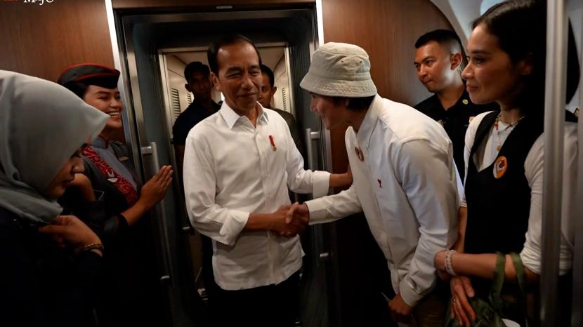 Presiden Joko Widodo mengajak para artis mencoba Kereta Cepat Jakarta Bandung