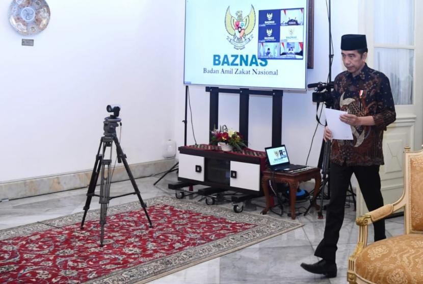 Presiden Joko Widodo menganjurkan masyarakat membayar zakat melalui Baznas.