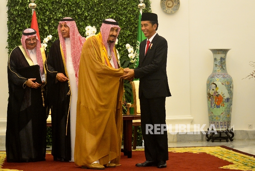  Presiden Joko Widodo menganugerahkan Bintang Republik Indonesia Adipurna kepada Raja Salman bin Abdul Aziz Al-Saud saat kunjungan kenegaraan di Istana Bogor, Jawa Barat, Rabu (1/3).