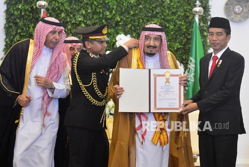 Presiden Joko Widodo menganugerahkan Bintang Republik Indonesia Adipurna kepada Raja Salman bin Abdulaziz Al-Saud saat kunjungan kenegaraan di Istana Bogor, Jawa Barat, Rabu (1/3).
