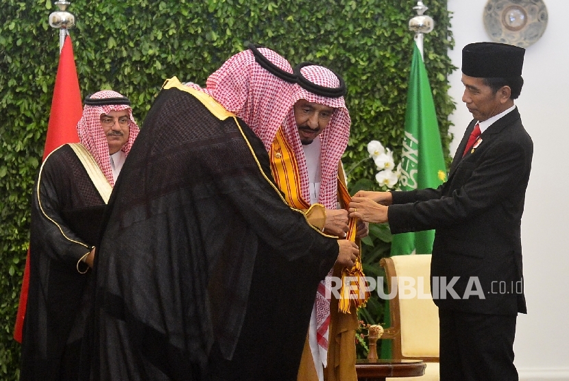 Presiden Joko Widodo menganugerahkan Bintang Republik Indonesia Adipurna kepada Raja Salman bin Abdulaziz Al-Saud saat kunjungan kenegaraan di Istana Bogor, Jawa Barat, Rabu (1/3).