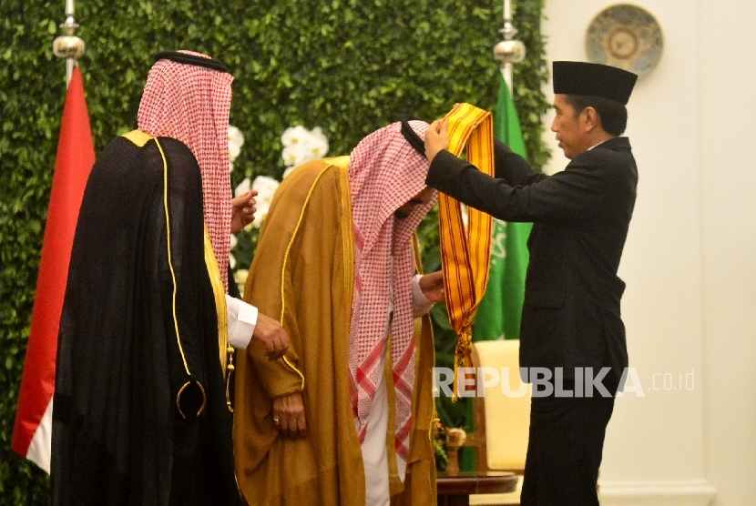 Indonesian President Joko Widodo has conferred the First-class Honors Star of the Republic of Indonesia of Adipurna to the King of Saudi Arabia Salman bin Abdul Aziz al-Saud.