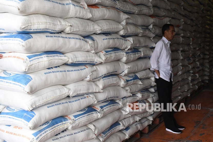 President Joko Widodo checks the stock of rice at a warehouse of the National Logistic Agency (Bulog) at Kelapa Gading in North Jakarta, Thursday.