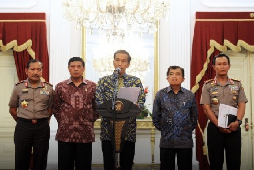 Presiden Joko Widodo mengeluarkan dua Keppres yakni Keppres pertama berisi pemberhentian terhormat Jenderal Pol Sutarman sebagai Kapolri dan Keppres kedua berisi pengangkatan Wakapolri Komjen Pol Badrodin Haiti untuk mengemban tanggung jawab sebagai Plt Ke