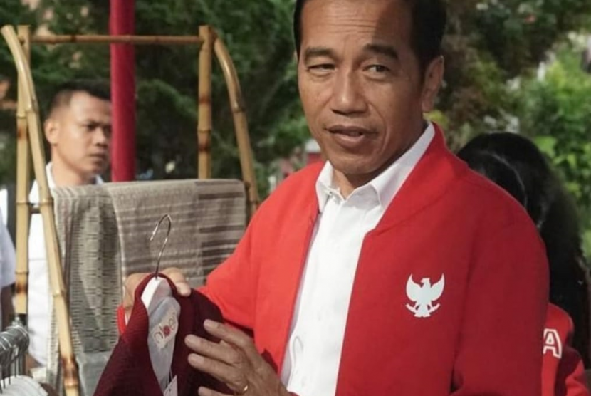 Presiden Joko Widodo mengenakan baseball jacket edisi khusus dari Giordano