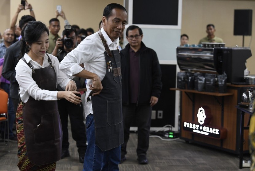 Presiden Joko Widodo mengenakan celemek saat mengikuti kelas kopi dalam Festival Terampil di Jakarta, Sabtu (9/2/2019).