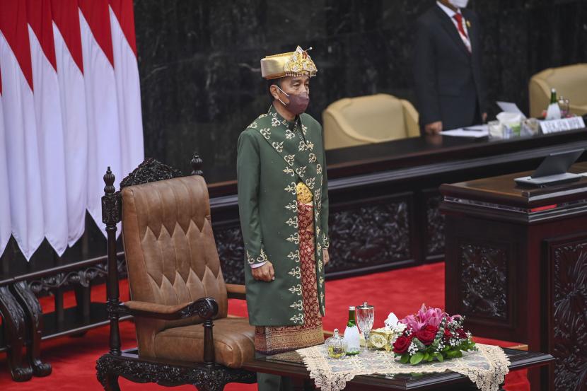 Presiden Joko Widodo mengenakan pakaian adat Baju Paksian asal Provinsi Bangka Belitung saat menghadiri Sidang Tahunan MPR dan Sidang Bersama DPR - DPD Tahun 2022 di Gedung Nusantara, Kompleks Parlemen, Senayan, Jakarta, Selasa (16/8/2022). 