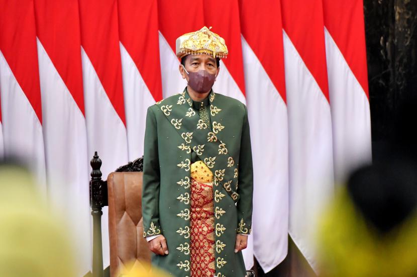 Presiden Joko Widodo mengenakan pakaian adat Paksian dari Bangka Belitung menyanyikan Lagu Kebangsaan Indonesia Raya saat menghadriri Sidang Tahunan MPR dan Sidang Bersama DPR - DPD Tahun 2022, di Gedung Nusantara, Kompleks Parlemen, Senayan, Jakarta, Selasa (16/8/2022). 