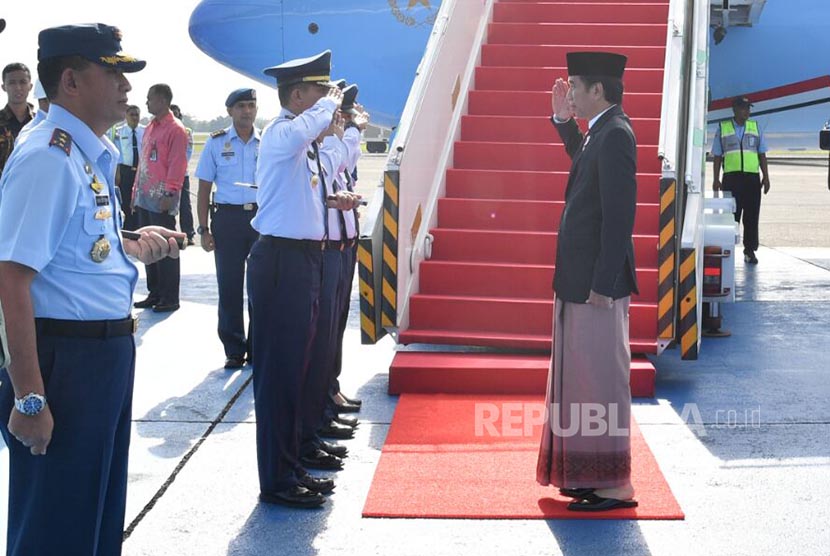 Presiden Joko Widodo mengenakan setelan sarung dan jas saat akan terbang dari Bandara Halim Perdanakusuma menuju Semarang untuk mengukuti acara maulid Nabi Muhammad SAW 1438 H. 