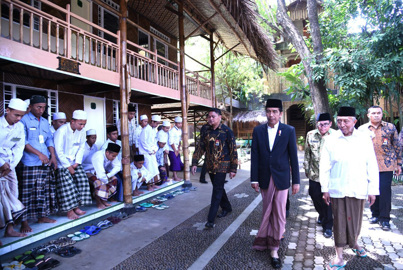Mengenakan setelan sarung dan jas hitam, Presiden Jokowi bertandang ke Pondok Pesantren At-Taufiqy di Desa Rowokembu, Kecamatan Wonopringgo, Kabupaten Pekalongan, Ahad (8/1).