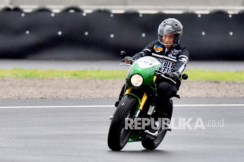 Presiden Joko Widodo mengendarai sepeda motor custom Kawasaki W175 saat mencoba lintasan Pertamina Mandalika International Street Circuit di KEK Mandalika, Praya, Lombok Tengah, NTB, Jumat (12/11/2021). Presiden Joko Widodo beserta Ibu Iriana Joko Widodo diagendakan untuk menyaksikan langsung gelaran balapan MotoGP Mandalika 2022, Nusa Tenggara Barat (NTB), Ahad (20/3/2022).