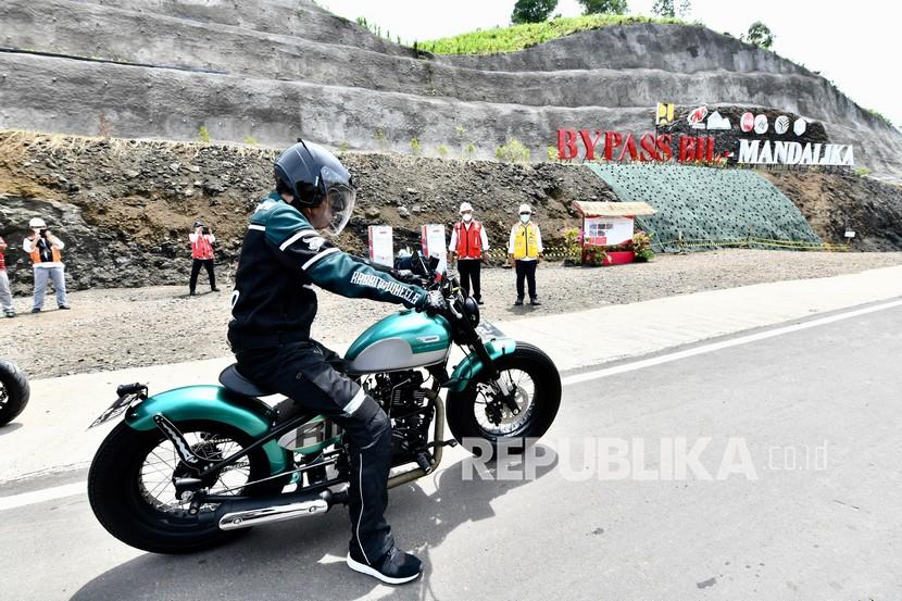 Presiden Joko Widodo mengendarai sepeda motor Kawasaki W175 custom saat kunjungan kerja di Kawasan Ekonomi Khusus (KEK) Mandalika, Desa Kuta, Kecamatan Pujut, Kabupaten Lombok Tengah, Kamis (13/1/2022).Dalam kunjungannya, Presiden menyimulasikan kedatangan penonton MotoGP Mandalika 2022 dengan mengendarai sepeda motor ke Sirkuit Mandalika dari Bandara Zainuddin Abdul Madjid hingga ke Sirkuit Mandalika melalui jalur bypass. 
