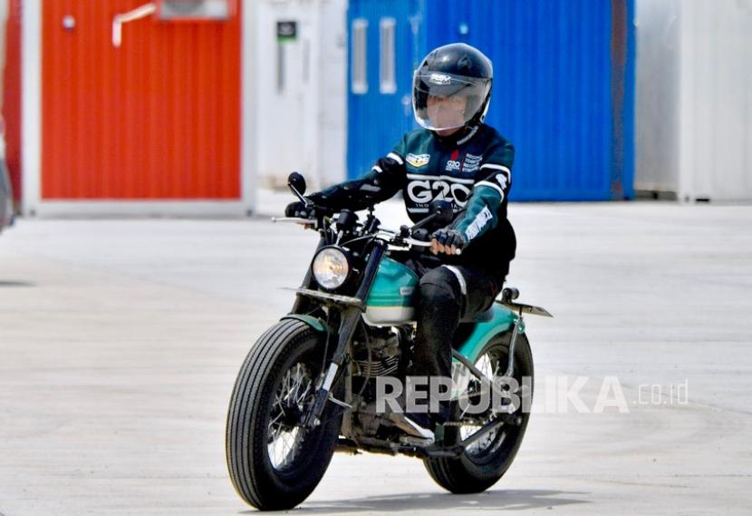 Presiden Joko Widodo mengendarai sepeda motor Kawasaki W175 custom saat melaksanakan kunjungan kerja di Kawasan Ekonomi Khusus (KEK) Mandalika, Desa Kuta, Kecamatan Pujut, Kabupaten Lombok Tengah, Kamis (13/1/2022). 