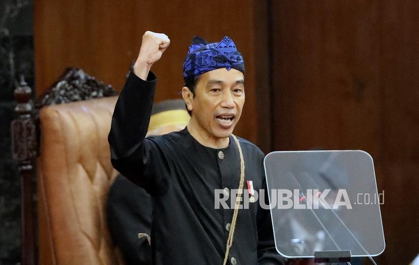 Presiden Joko Widodo mengepalkan tangan saat menyampaikan pidato kenegaraan pada Sidang Tahunan MPR Tahun 2021 di Gedung Nusantara, Kompleks Parlemen, Senayan, Jakarta, Senin (16/8/2021).