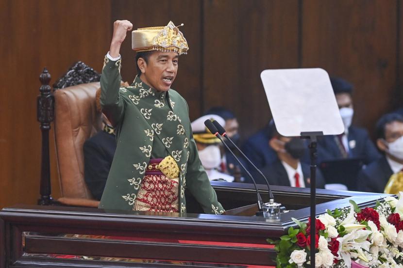Presiden Joko Widodo mengepalkan tangan saat menyampaikan pidato kenegaraan pada Sidang Tahunan MPR dan Sidang Bersama DPR - DPD Tahun 2022 di Gedung Nusantara, Kompleks Parlemen, Senayan, Jakarta, Selasa (16/8/2022).
