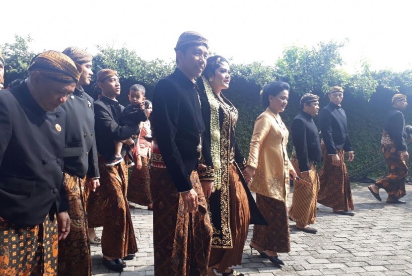 Presiden Joko Widodo menggandeng putrinya Kahiyang Ayu dengan ditemani Ibu Irana Widodo jelang akad nikah di Graha Solo, Rabu (8/11).