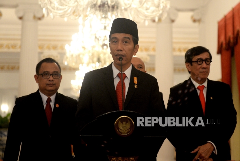 Presiden Joko Widodo menggelar konferensi pers terkait penerbitan Perpres Perlindungan Anak di Istana Negara, Jakarta, Rabu (25/5). (Republika/ Wihdan)