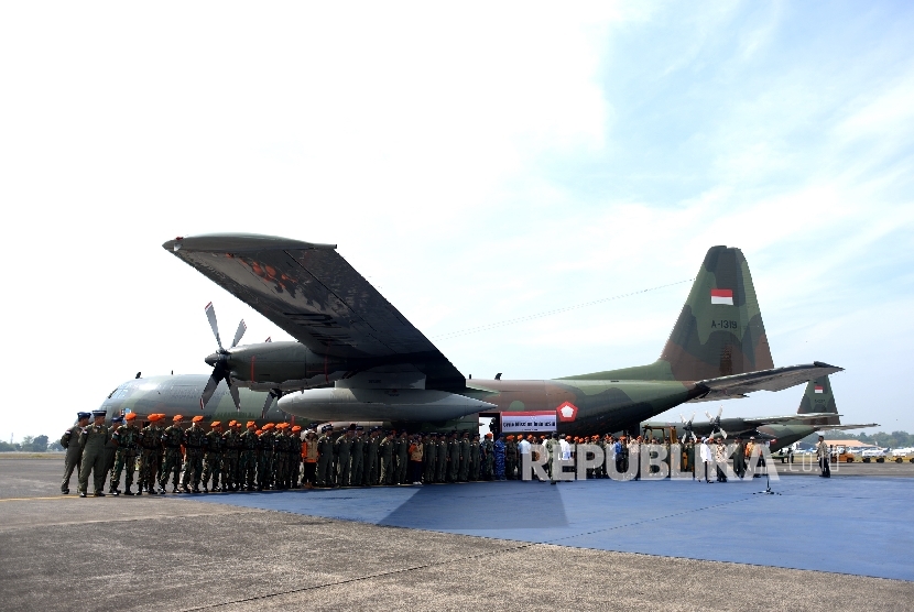 Presiden Joko Widodo menggelar konferensi pers usai melihat persiapan pengiriman bantuan kemanusiaan untuk pengungsi Rohingya di Pangkalan TNI AU, Bandara Halim Perdanakusumah, Jakarta, Rabu (13/9). 