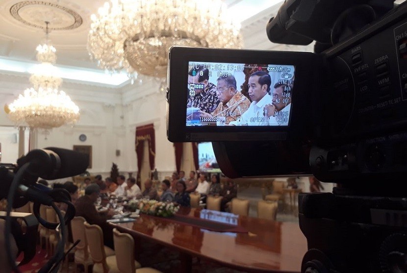 Presiden Joko Widodo menggelar rapat terbatas terkait dengan perdagangan dan investasi, di Istana Merdeka, Jumat (5/1).