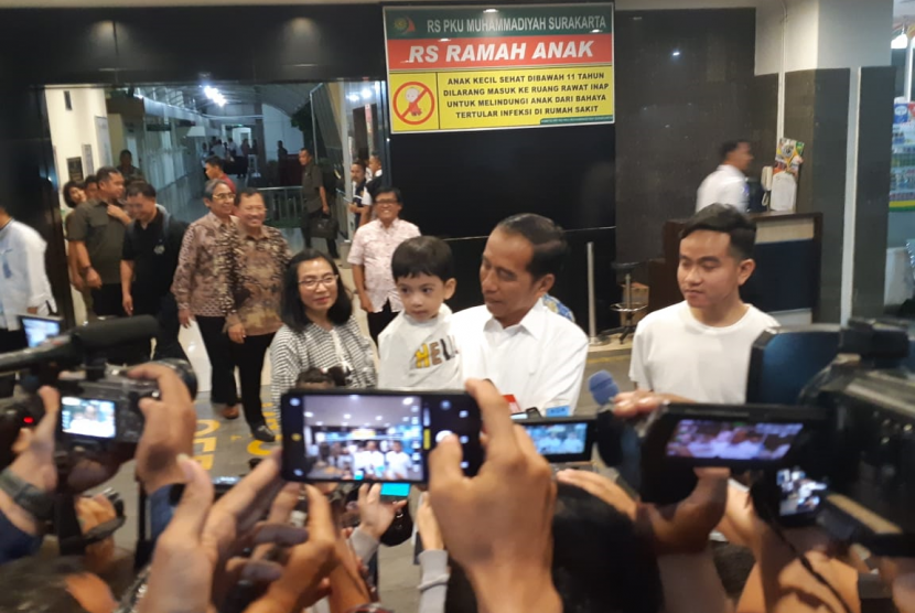 Presiden Joko Widodo menggendong cucu pertamanya, Jan Ethes, seusai menjenguk menantunya, Selvi Ananda, yang baru saja menjalani persalinan di Rumah Sakit PKU Muhammadiyah Solo, Jumat (15/11) malam. 