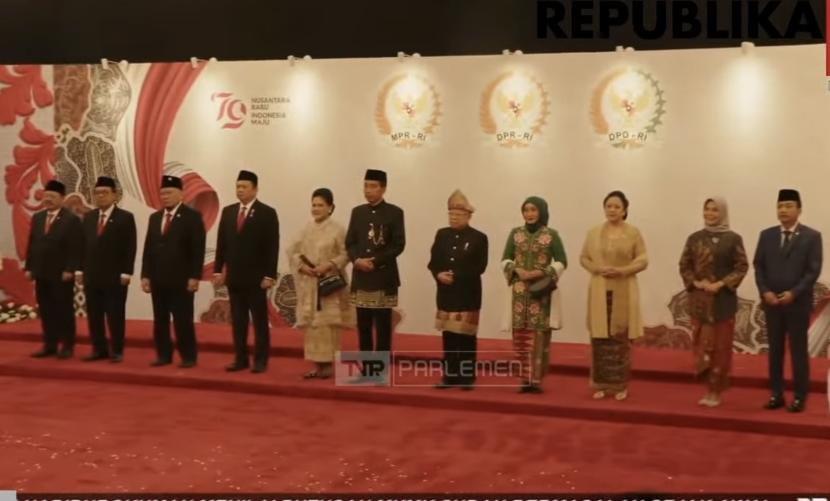 Presiden Joko Widodo menggunakan busana adat Betawi, Jakarta. Jakarta nantinya bukan lagi ibu kota Indonesia.