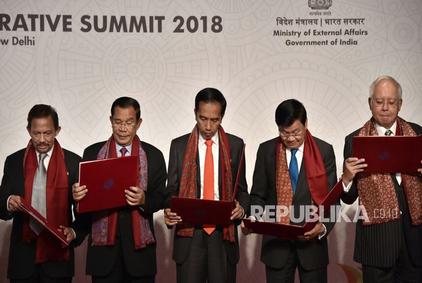 Presiden Joko Widodo menghadiri acara ASEAN-India Commemorative Summit di India, Kamis (25/1). 