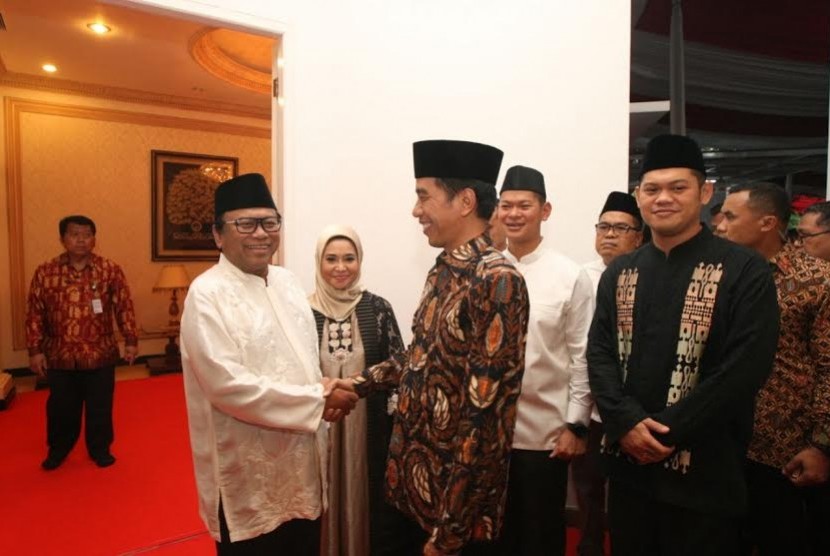 Presiden Joko Widodo menghadiri buka bersama di kediaman Wakil Ketua MPR Oesman Sapta.