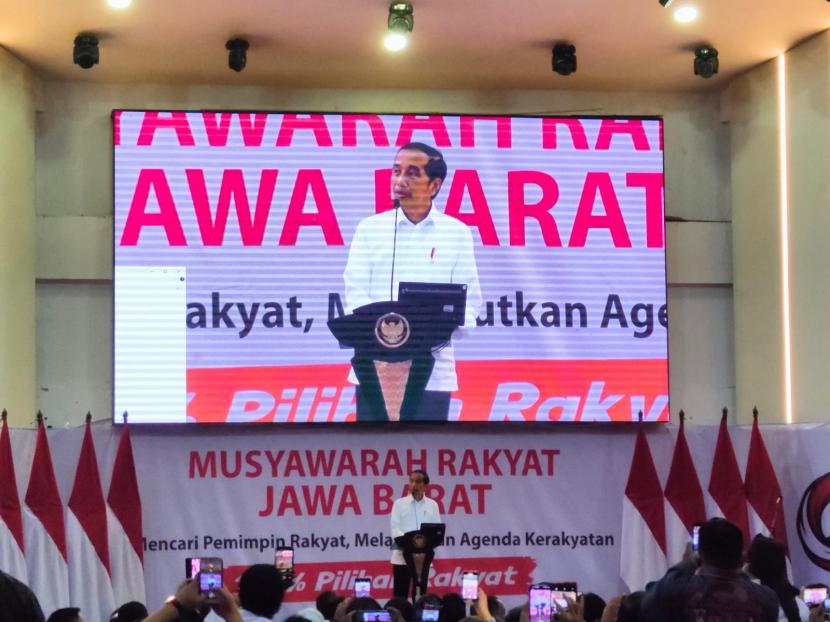 Presiden Joko Widodo menghadiri kegiatan Musyawarah Rakyat (Musra) yang digelar relawan di Sport Jabar, Arcamanik, Kota Bandung, Ahad (28/8/2022). 