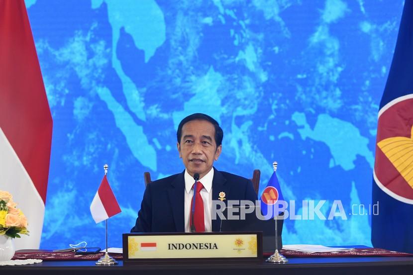 Presiden Joko Widodo menghadiri KTT ASEAN ke-38 dan 39 secara dalam jaringan di Istana Kepresidenan, Bogor, Jawa Barat, Selasa (26/10/2021). 