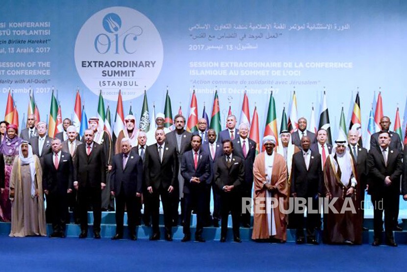 Group photo of the OIC Extraordinary Summit in Istanbul, Turkey, on Wednesday.