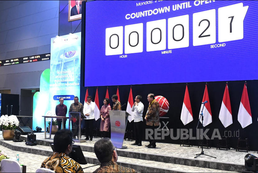 Presiden Joko Widodo menghadiri Peresmian Pembukaan Perdagangan  Bursa Efe Indonesia Tahun 2023, Senin (2/1/2023).  Turut hadir dalam acara ini Menteri Keuangan Sri Mulyani dan Ketua Dewan Komisioner OJK Mahendra Siregar. 