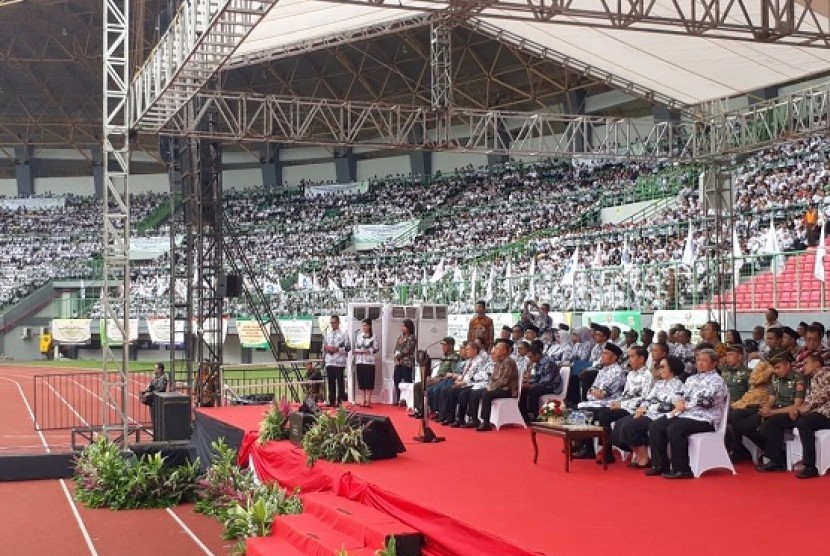 Presiden Joko Widodo menghadiri peringatan Hari Guru Nasional di Bekasi, Sabtu (2/12)