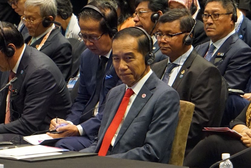 Presiden Joko Widodo menghadiri pertemuan KTT Ke-21 ASEAN-Cina di Pusat Konvensi Suntec, Singapura, Rabu (14/11/2018). 