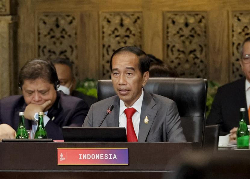 Presiden Joko Widodo menghadiri sesi pleno KTT Pemimpin G20 di Bali, Indonesia, 16 November 2022. KTT Kepala Negara dan Pemerintahan Kelompok Dua Puluh (G20) ke-17 berlangsung dari 15 hingga 16 November 2022. 