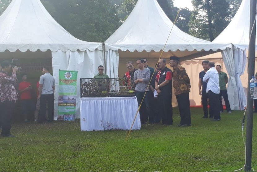 Presiden Joko Widodo mengikuti lomba kicau burung di Kebun Raya Bogor, Ahad (11/3). 