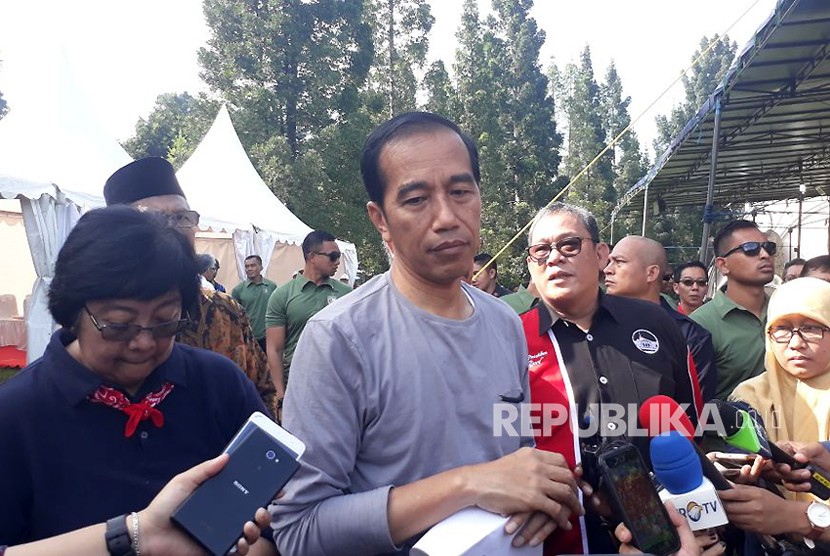 Presiden Joko Widodo mengikuti lomba kicau burung di Kebun Raya Bogor, Ahad (11/3). 