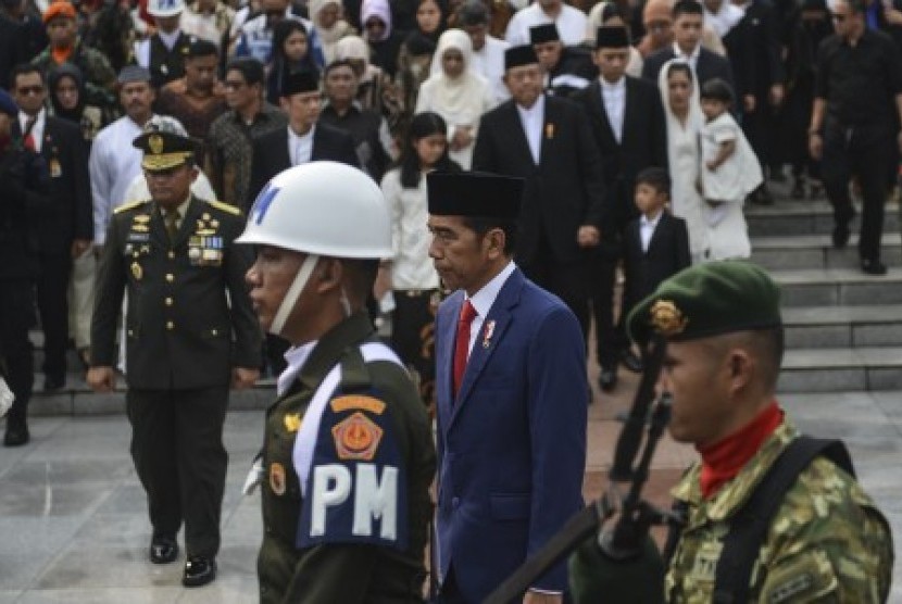 Presiden Joko Widodo mengiringi jenazah Ibu Negara periode 2004-2014 Ani Yudhoyono saat tiba di Taman Makam Pahlawan Nasional Utama (TMP) Kalibata, Jakarta, Ahad (2/6/2019). 