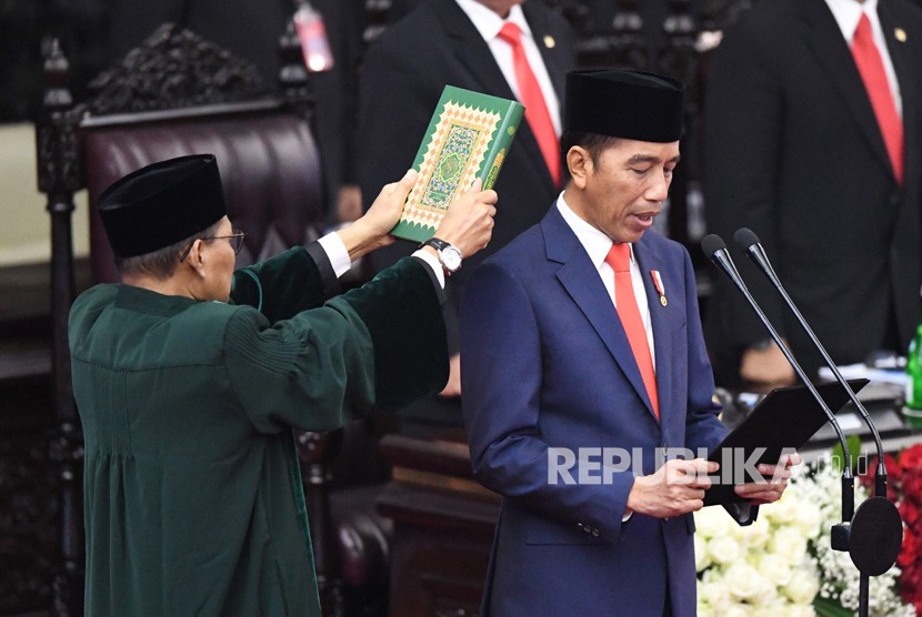 Presiden Joko Widodo mengucapkan sumpah saat dilantik menjadi presiden periode 2019-2024 di Gedung Nusantara, kompleks Parlemen, Senayan, Jakarta, Ahad (20/10/2019).